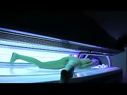 Una ragazza sexy cerca di masturbarsi nel solarium