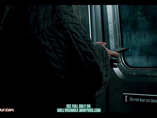 Młoda ździra robi niesamowitego loda nieznajomemu w metrze i imponuje wielkością swoich cycków