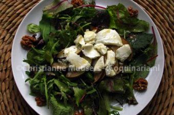 Salade met geitenkaas en honing