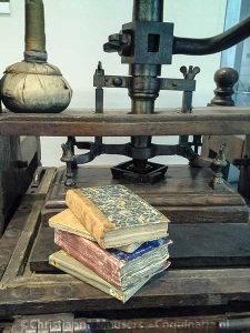 Kookboeken uit de 18de eeuw op een drukpers in de Leeszaal Bijzondere Collecties