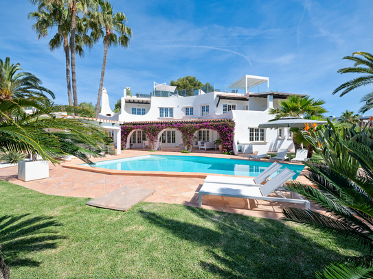 Außergewöhnliche Villa im ibizenkischen Stil mit spektakulärem Blick auf die Bucht von Palma