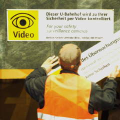 Erste U-Bahnhaltestelle mit ehrlichen hinweisen zu Videoueberwachung
