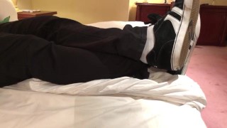 男士正装鞋，耐克鞋，地球仪和白袜子鞋在一家不错的酒店玩