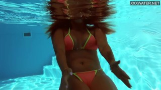 Una modella francese si masturba sott'acqua