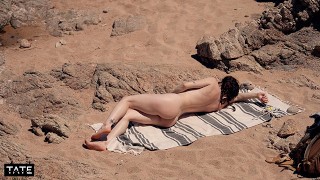 Je baise un inconnu sur une plage nudiste