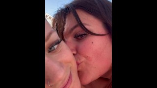 Close up POV van echt lesbisch koppel kussen
