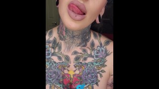 Fille tatouée aux gros seins vous séduit pour la baiser au lit. Version complète sur OnlyFans.