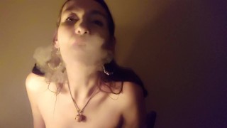 Inhaleren 04 Gypsy Dolores Naakt roken bij kaarslicht / rookfetisj
