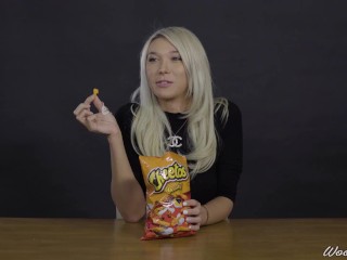 Jedzenie Gwiazd Porno: Aubrey Kate Crunches Cheetos