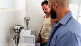 Trashy Männer Saugen Schwanz An Einem Urinal