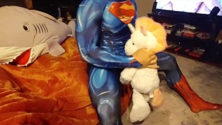 Superman trouve une licorne en peluche. Véritable orgasme masculin