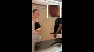 Bílá dívka slintá a roubík po celém BBC v koupelně v nákupním centru