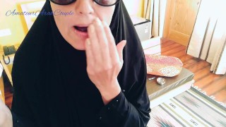 Menina árabe fumando com pau e esperma no rosto Beautiful hijab