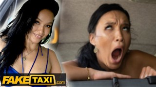 Fałszywe bikini taksówki - Babe Asia Vargas rozbiera się z tyłu kabiny ku uciesze kierowców
