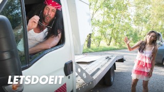 Украинская цыпочка Шрима Малати занимается сексом на открытом воздухе с автомехаником - LETSDOIT