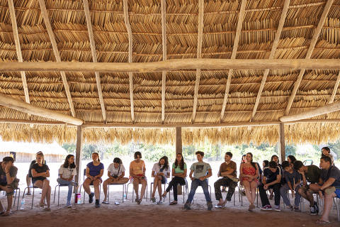 Territorio Indigena do Xingu, MT. 05/08/2023. Jovens da Uniao do Vegetal de Alta Floresta participam de um encontro com jovens indigenas do povo Yudja, na aldeia Tubatuba, no Territorio Indigena do Xingu em Mato Grosso. ( Foto: Lalo de Almeida/ Folhapress )
