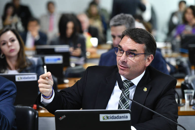 Flávio Bolsonaro diz que ação do PL contra Moro foi um erro político; veja vídeo