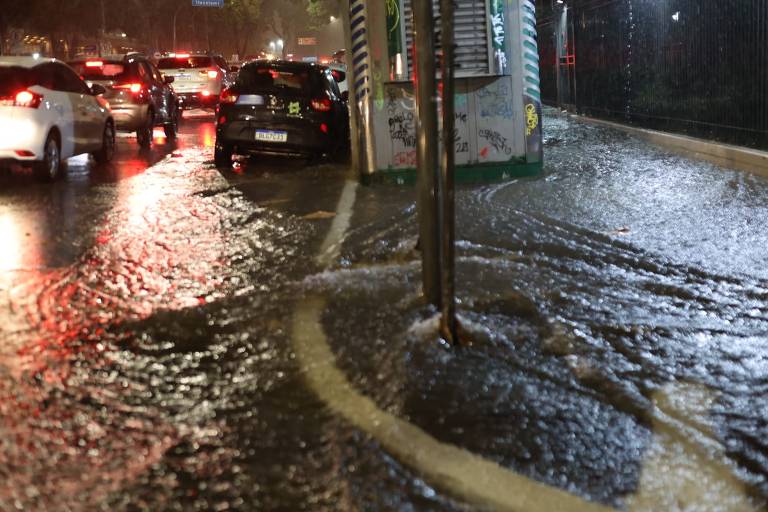 Chuva provoca recorde de trânsito pela manhã na cidade de São Paulo