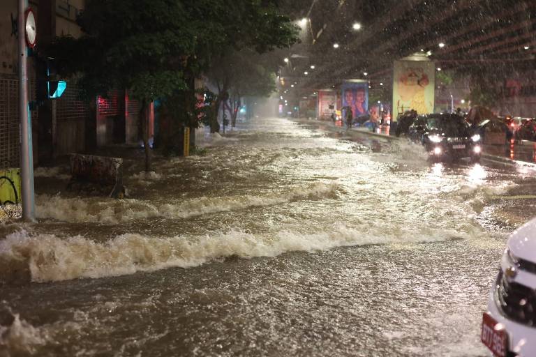 Chuva põe São Paulo em estado de atenção, causa alagamentos e piora trânsito