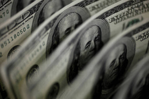 Dólar acelera e vai a R$ 5,32 com ruído sobre arcabouço após reunião de Haddad com banqueiro