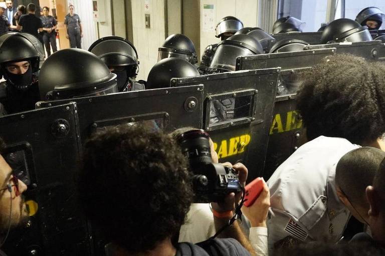 Militarização de escolas põe São Paulo na retaguarda do atraso