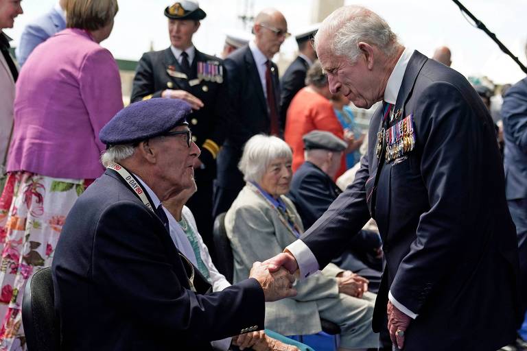 Rei Charles 3º homenageia veteranos do Dia D: 'devemos eternamente a eles'