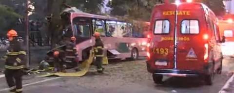 Ônibus da viação Transunião bateu em uma árvore no número 100 da rua Bom Pastor, no Ipiranga, zona sul de São Paulo, deixando 18 feridos; o motorista ficou preso nas ferragens e foi socorrido pelo Corpo de Bombeiros