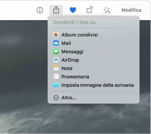 Il menu Condividi, visualizzato dal pulsante Condividi nella barra degli strumenti di Foto. Il menu Condividi include, dall'alto verso il basso, le seguenti opzioni: Album condivisi, Mail, Messaggi, AirDrop, Note, Promemoria e “Imposta immagine della scrivania”. L'ultimo elemento è Altro.