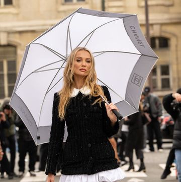 street style foto van persoon met chanel paraplu