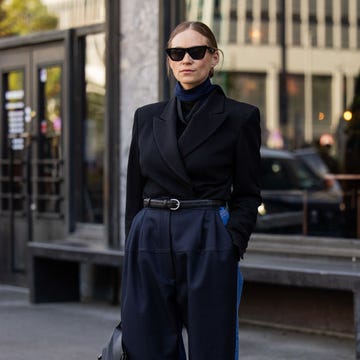 street style foto van een vrouw met een donkere blazer