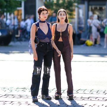 twee vrouwen poseren op straat