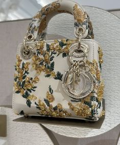 Miss Dior Aesthetic, Rich Shopping, Bag Christian Dior, Dior Purses, Dior Luxury, Dior Miss Dior, Dior Aesthetic, Expensive Handbags, Cristian Dior