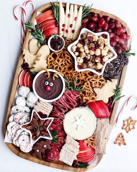 These creative holiday snack boards are sure to brighten your spirits and inspire some healthy grazing during the extra time at home. Christmas Appetizers, Snacks, Brunch, Xmas Food, Christmas Food Dinner, Christmas Snacks, Christmas Food, Snack Platter, Creative Holiday Snacks