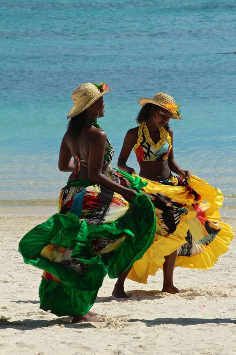 Beautiful dancers from Mauritius Buenaventura, Carribean Girl Aesthetic, Brazil Beach Aesthetic, Jamaica Clothes, Brazil Clothes, Jamaican Aesthetic, Caribbean Aesthetic, Dinner Attire, Island Gyal