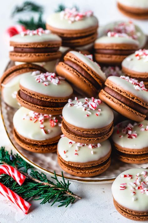 Peppermint Bark Macarons filled with peppermint white chocolate ganache and peppermint dark chocolate ganache #peppermint #macarons #chocolate #cookies #christmas Macaroons, Best Christmas Biscuits, Desserts, Desert Recipes, Fudge, Christmas Recipes, Dessert, Holiday Desserts, Christmas Desserts