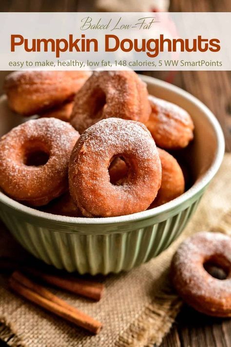 These lightened low fat up cake-like Baked Pumpkin Donuts are as easy to make as muffins and have just 148 calories and 5 WW Freestyle SmartPoints! #pumpkindonuts #donuts #doughnuts Baked Pumpkin Doughnuts Recipe, Pumpkin Doughnut Recipe, Ww Baking, Doughnuts Easy, Thai Pasta, Pumpkin Doughnuts, Desserts Pumpkin, Angle Food Cake Recipes, Pumpkin Doughnut
