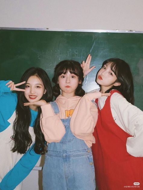 Trio Poses, Group Photo Poses, Group Picture Poses, Sisters Photoshoot Poses, Bff Poses, Sister Poses, Group Photography Poses, Friendship Photoshoot, Friend Pictures Poses