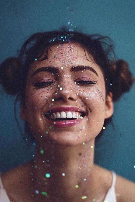 50 Creative Photography Ideas at Home You Should Try Self Portrait Photography, Photo 4k, Photography Ideas At Home, Photo Hacks, Glitter Photography, Self Photography, Shotting Photo, Creative Photoshoot Ideas, Photographie Inspo