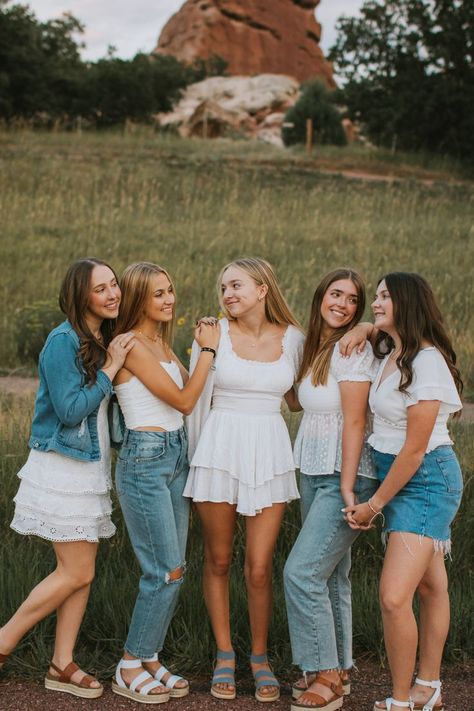 Pose For Group Photos, Mother Day Photo, Aesthetic Mother, Girlfriends Photoshoot, Sorority Photoshoot, Mother's Day Gifts Ideas, Sorority Poses, Friends Group Photo, Gifts Aesthetic