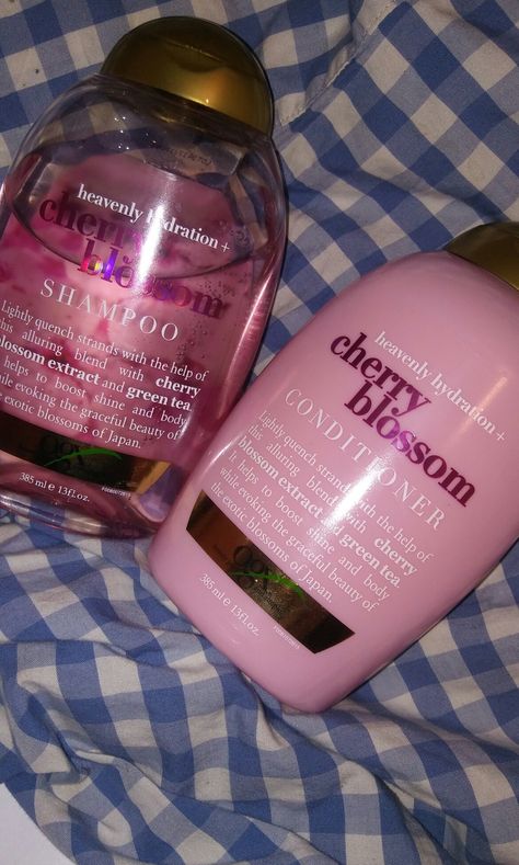 This shampoo and conditioner is the best! It hydrates curly hair for all my curly head sister's out their! Haar, Beleza, Maquiagem, Curly Hair Styles, Hair Essentials, Curly Hair Care, Curly Hair Styles Naturally, Maquillaje, Body Skin