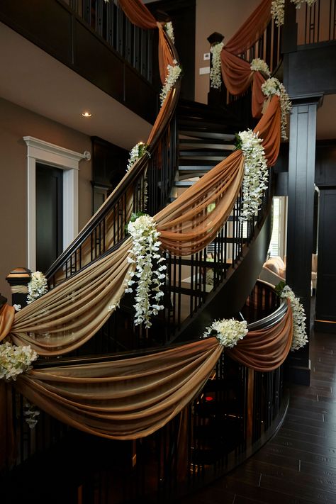 Wedding House Decorations Stairs, Staircase Design For Wedding, Wedding Decor At Home Indian, Decorated Stairs For Wedding, South Wedding Decorations, Indian House Wedding Decor, Indian Wedding Home Decorations, Staircase Event Decor, House Shadi Decoration