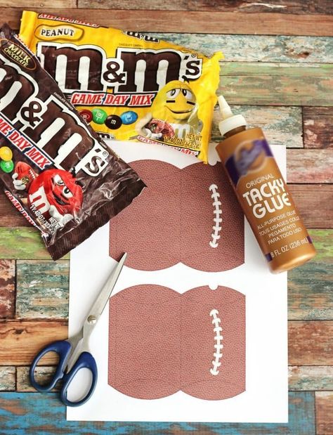 Football Treat Bags, Party Food Easy Cheap, Football Favors, Party Planning Food, Football Candy, Football Party Favors, Football Treats, Day Party Outfits, Football Birthday Party