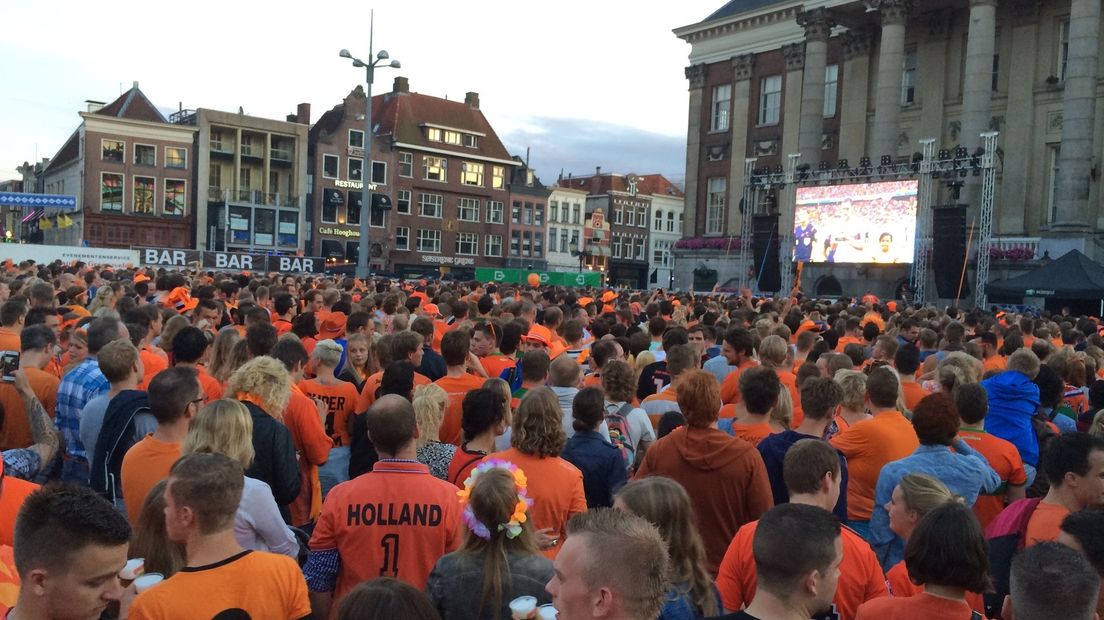 Duizenden voetballiefhebbers kijken naar Oranje in 2014