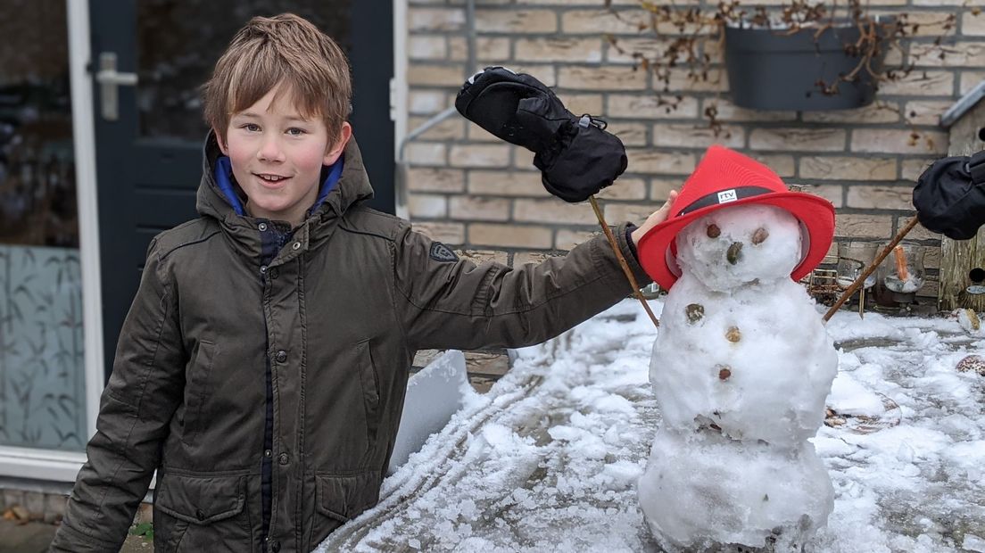 Redmar en Smiéon maakten een RTV Drenthe-sneeuwpopje