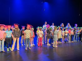 Musicalgroep doneert overgebleven geld aan basisschool: 'Zingen, dansen en acteren is goed voor de ontwikkeling'