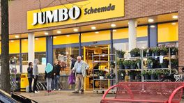 Een medewerker van Jumbo in Scheemda vertelt klanten dat pinnen niet mogelijk is