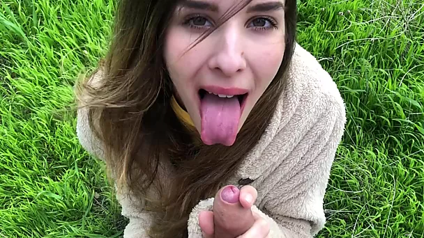 Gorgeous teen satisfies her Boyfriend with quick outdoor Blowjob