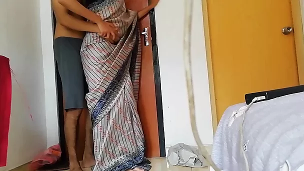 Indiase vrouw laat haar geschoren poesje zien en wordt op z'n hondjes geneukt