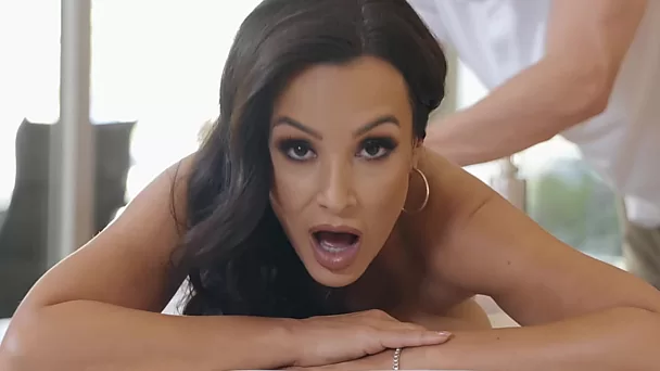 Juicy MILF Lisa Ann enjoys Surprising Anal Massage BRAZZERS