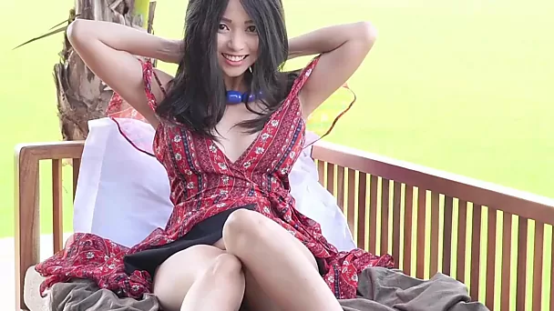 Kylie di bellezza asiatica si masturba con un dildo di vetro e squirta